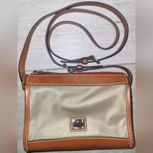 🦆Dooney & Bourke All Weather Tan/Leather Zip Crossbody